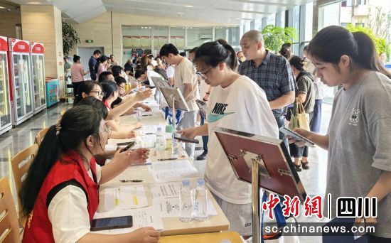 新生报到现场。成都轨道集团供图 新生报到现场。成都轨道集团供图