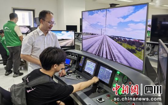 学生体验列车驾驶。成都轨道交通集团供图 学生体验列车驾驶。成都轨道交通集团供图