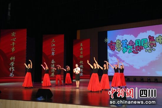翠屏区第四届村(社区)干部“大练兵”总决赛现场 。翠屏区委组织部 供图 翠屏区第四届村(社区)干部“大练兵”总决赛现场 。翠屏区委组织部 供图