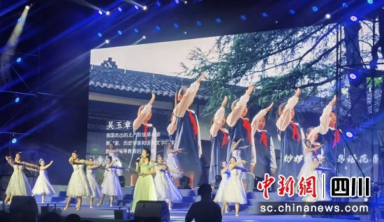 文艺汇演现场。刘刚 摄 文艺汇演现场。刘刚 摄