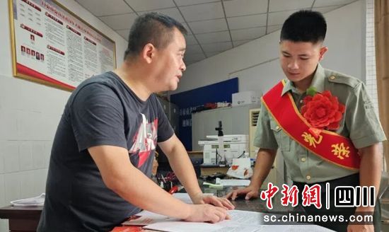宣传服务现场。贡井融媒 供图 宣传服务现场。贡井融媒 供图