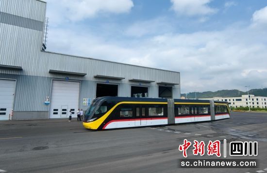新下线的马来西亚首列批量车氢能源智轨。 黄平 摄 新下线的马来西亚首列批量车氢能源智轨。 黄平 摄