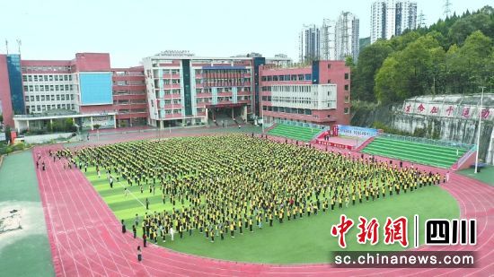 幸福小学开展课间活动(资料图)。南部县委宣传部供图 幸福小学开展课间活动(资料图)。南部县委宣传部供图