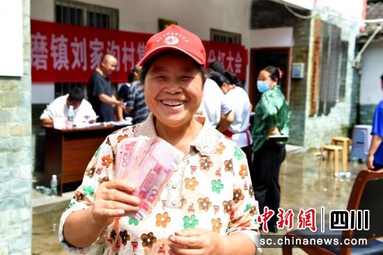 分红现场。汶川县委宣传部供图 分红现场。汶川县委宣传部供图