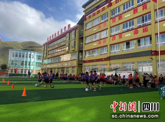 足球训练课。壤塘县委宣传部供图 足球训练课。壤塘县委宣传部供图