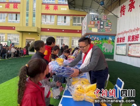 捐赠现场。壤塘县委宣传部供图 捐赠现场。壤塘县委宣传部供图