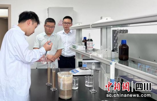 工作人员演示污水处理过程。邮储银行乐山分行供图 工作人员演示污水处理过程。邮储银行乐山分行供图