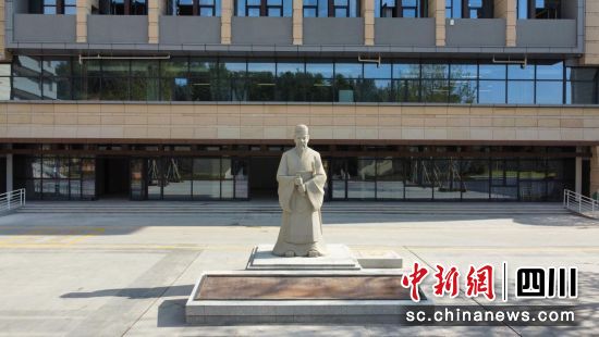 成都石室中学东部新区实验学校项目文翁雕像。李昊杰摄 成都石室中学东部新区实验学校项目文翁雕像。李昊杰摄