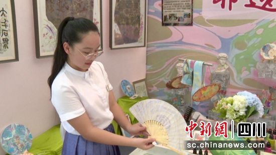 白芯语展示自己的湿拓画成品。刘倩 摄 白芯语展示自己的湿拓画成品。刘倩 摄