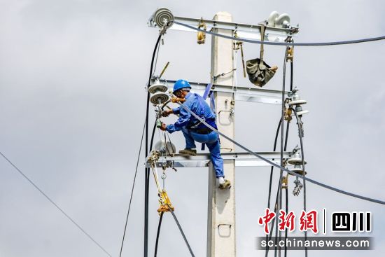 线路迁改现场。王鸿飞 摄 线路迁改现场。王鸿飞 摄