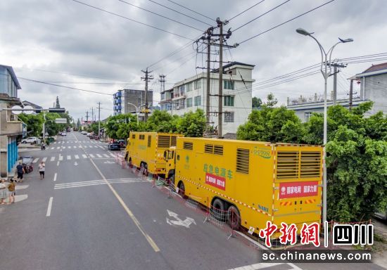 1000千瓦中压发电车接入并网保障用户正常用电。王鸿飞 摄 1000千瓦中压发电车接入并网保障用户正常用电。王鸿飞 摄