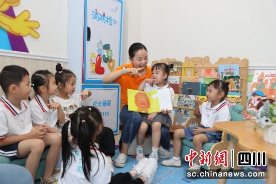 正在一起开心互动。杨晓川 摄 正在一起开心互动。杨晓川 摄