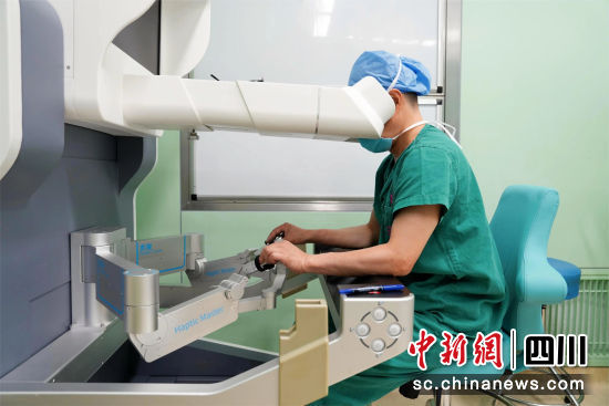 林永红在操控手术机器人。成妇儿供图 林永红在操控手术机器人。成妇儿供图