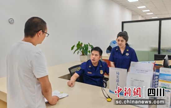 部门负责人体验办事流程。雨城融媒 供图 部门负责人体验办事流程。雨城融媒 供图