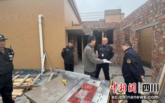 执法劝导现场。贡井融媒 供图 执法劝导现场。贡井融媒 供图
