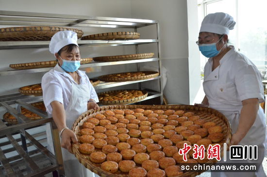 新鲜出炉的手工月饼。 陈扬 摄 新鲜出炉的手工月饼。 陈扬 摄