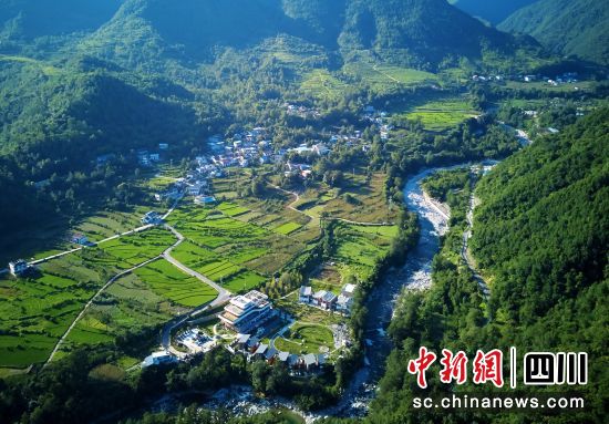 满目青绿的美丽乡村。 胡宇 摄 满目青绿的美丽乡村。 胡宇 摄