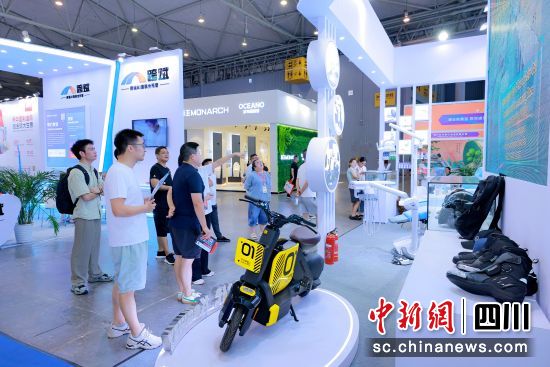第三届西部跨境电商博览会12日在成都开幕,图为观众在现场参观。 第三届西部跨境电商博览会组委会 供图 第三届西部跨境电商博览会12日在成都开幕,图为观众在现场参观。 第三届西部跨境电商博览会组委会 供图