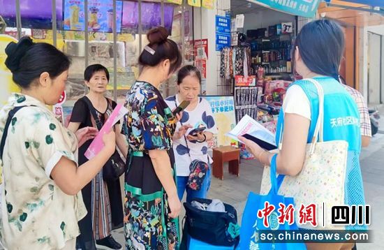“面对面”宣传。贡井融媒 供图 “面对面”宣传。贡井融媒 供图