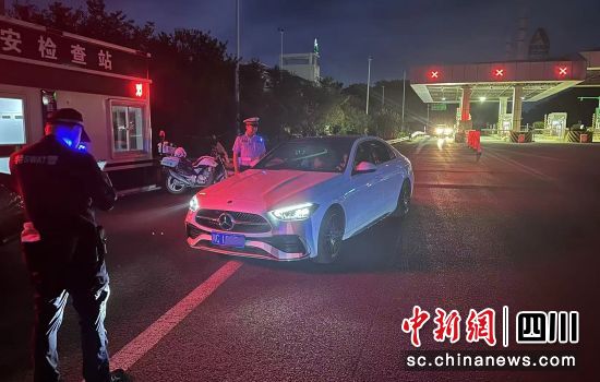 设卡检查。荣县公安 供图 设卡检查。荣县公安 供图