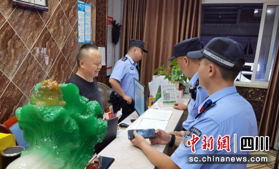 相关场所巡查。荣县公安 供图 相关场所巡查。荣县公安 供图