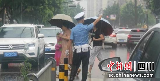正在雨中坚守执勤。青羊区委宣传部 供图 正在雨中坚守执勤。青羊区委宣传部 供图