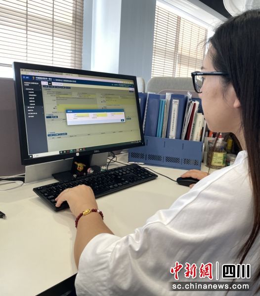 企业工作人员通过国际贸易“单一窗口”拟制出口原产地声明。王春艳 摄 企业工作人员通过国际贸易“单一窗口”拟制出口原产地声明。王春艳 摄
