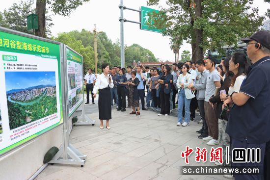 13日,在广元参加“全国海绵城市示范城市建设成果凝练工作会”的代表集中参观广元海绵城市建设。张妍 摄影 13日,在广元参加“全国海绵城市示范城市建设成果凝练工作会”的代表集中参观广元海绵城市建设。张妍 摄影