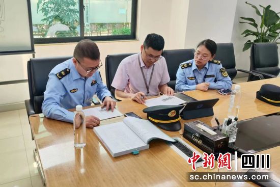 执法人员深入企业开展帮扶。眉山市生态环境局供图 执法人员深入企业开展帮扶。眉山市生态环境局供图
