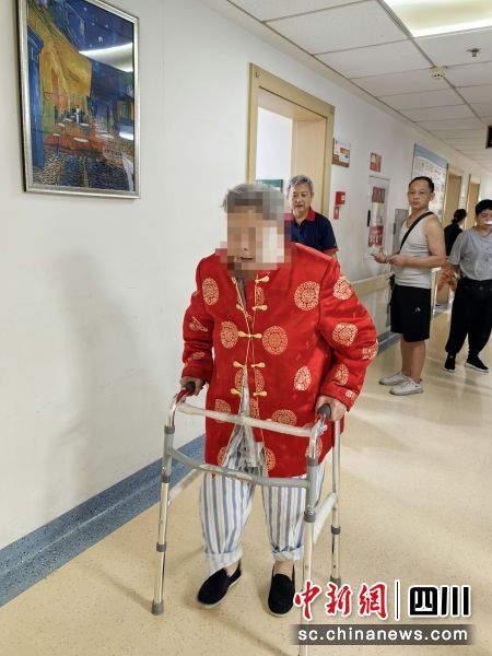 图为103岁老人手术后已能下床行走。四川省人民医院 供图 图为103岁老人手术后已能下床行走。四川省人民医院 供图