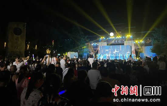 广元朝天明月峡中秋诵诗活动吸引众多观众。张敏 摄 广元朝天明月峡中秋诵诗活动吸引众多观众。张敏 摄