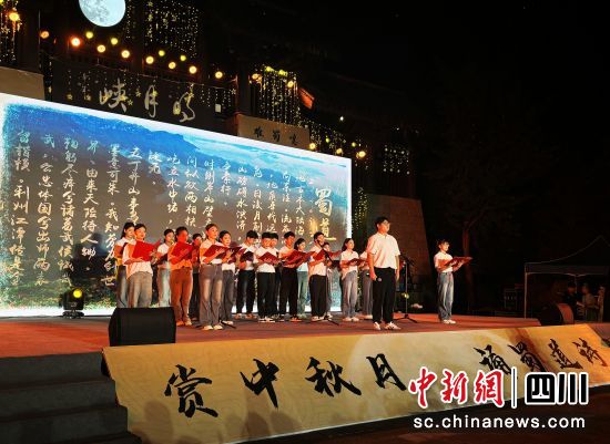 诗歌朗诵现场。张敏 摄 诗歌朗诵现场。张敏 摄
