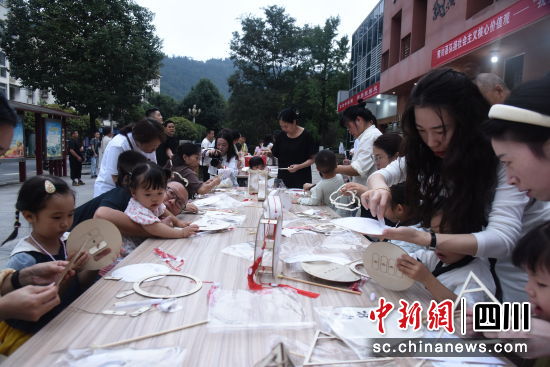 市民做花灯和漆扇现场。曹琳 摄影 市民做花灯和漆扇现场。曹琳 摄影