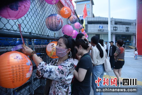 竞猜灯谜活动现场。曹琳 摄影 竞猜灯谜活动现场。曹琳 摄影