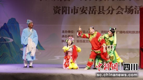 荒诞戏剧《新柜中缘》。 王强 摄 荒诞戏剧《新柜中缘》。 王强 摄