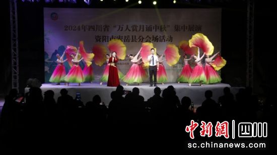 开场歌伴舞《中华同心圆》。 王强 摄 开场歌伴舞《中华同心圆》。 王强 摄