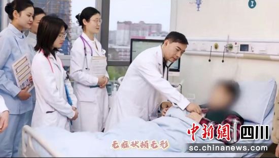 医护团队正在为病人服务。成都市第三人民医院 供图 医护团队正在为病人服务。成都市第三人民医院 供图