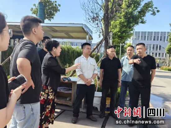 简阳市相关部门联动,为天虎工具新厂区增设公交站点。简阳融媒体中心 供图 简阳市相关部门联动,为天虎工具新厂区增设公交站点。简阳融媒体中心 供图