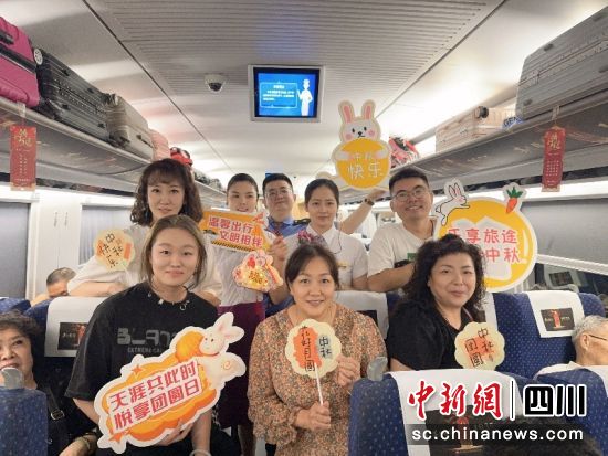 旅客和列车工作人员合影留念。白薪菏摄 旅客和列车工作人员合影留念。白薪菏摄