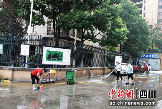 14日,利州区组织志愿者清扫城市街道。 冯小珈 摄 14日,利州区组织志愿者清扫城市街道。 冯小珈 摄