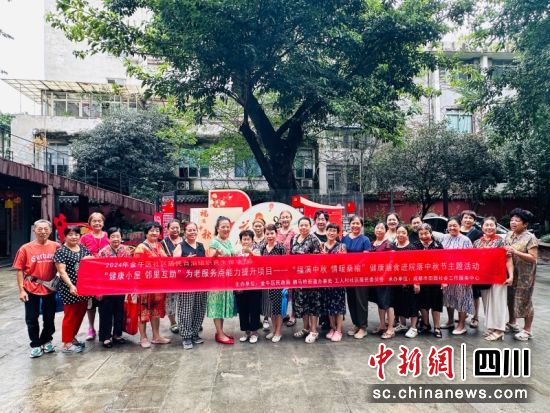 一起合影。主办方供图 一起合影。主办方供图