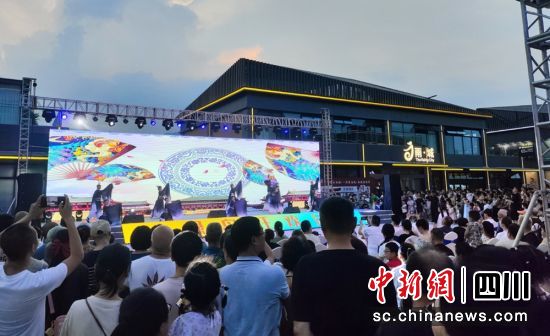 特色消费街区文艺汇演。雅安市委宣传部 供图 特色消费街区文艺汇演。雅安市委宣传部 供图