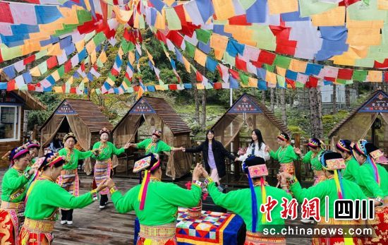 “非遗进景区”活动。雅安市委宣传部 供图 “非遗进景区”活动。雅安市委宣传部 供图