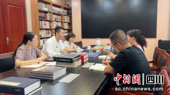 正在深入了解相关需求。张静 摄 正在深入了解相关需求。张静 摄