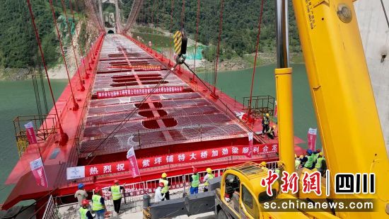 紫坪铺特大桥加劲梁顺利合龙。汶川县委宣传部供图 紫坪铺特大桥加劲梁顺利合龙。汶川县委宣传部供图