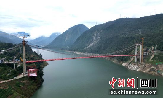 紫坪铺特大桥加劲梁顺利合龙。汶川县委宣传部供图 紫坪铺特大桥加劲梁顺利合龙。汶川县委宣传部供图
