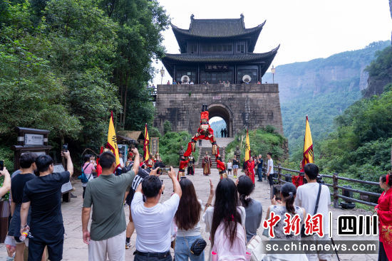 9月15日,剑门关关楼前的“开关祈福”表演吸引众多游客观看。中共剑阁委宣传部 供图 9月15日,剑门关关楼前的“开关祈福”表演吸引众多游客观看。中共剑阁委宣传部 供图