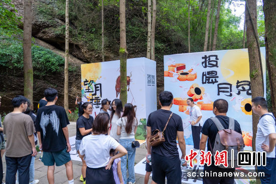 游客们积极参与剑门关景区推出的活动。中共剑阁县委宣传部 供图 游客们积极参与剑门关景区推出的活动。中共剑阁县委宣传部 供图