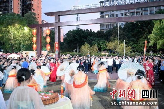 “酒城月圆集”传统民俗游园活动。四川省文化和旅游厅 供图 “酒城月圆集”传统民俗游园活动。四川省文化和旅游厅 供图