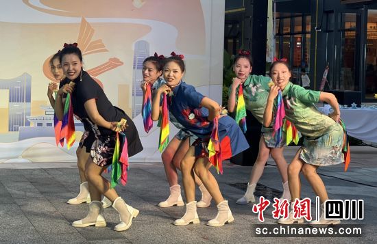 “非遗”节目展演现场。雅安市委宣传部 供图 “非遗”节目展演现场。雅安市委宣传部 供图